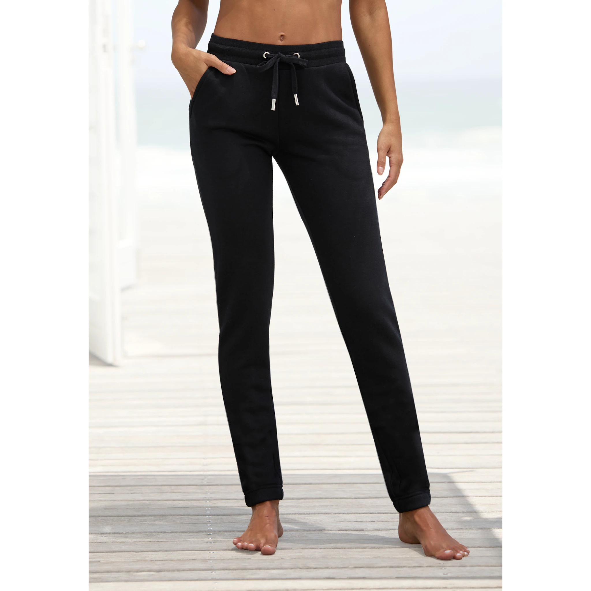 Спортивные брюки Vivance "Спортивные штаны" с мягким начесом внутри и боковыми карманами, черный
Спортивные брюки Vivance "Спортивные штаны" с мягким начесом внутри и боковыми карманами, черный