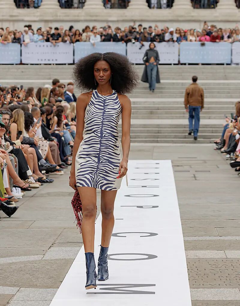 Мини-платье Topshop с вырезом халтер в цвете зебра
Мини-платье Topshop с вырезом халтер в цвете зебра