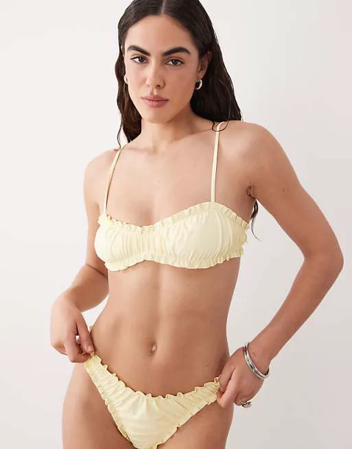 Белый лиф бикини со сборками и оборками Miss Selfridge
Белый лиф бикини со сборками и оборками Miss Selfridge