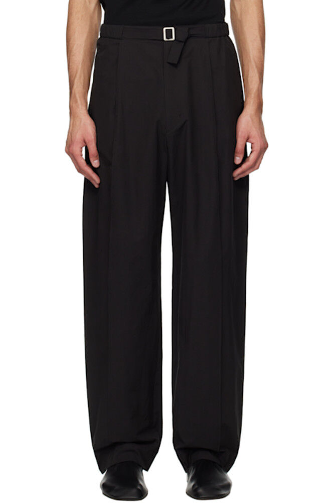 Черные брюки с защипами и поясом AMOMENTO
Черные брюки с защипами и поясом AMOMENTO