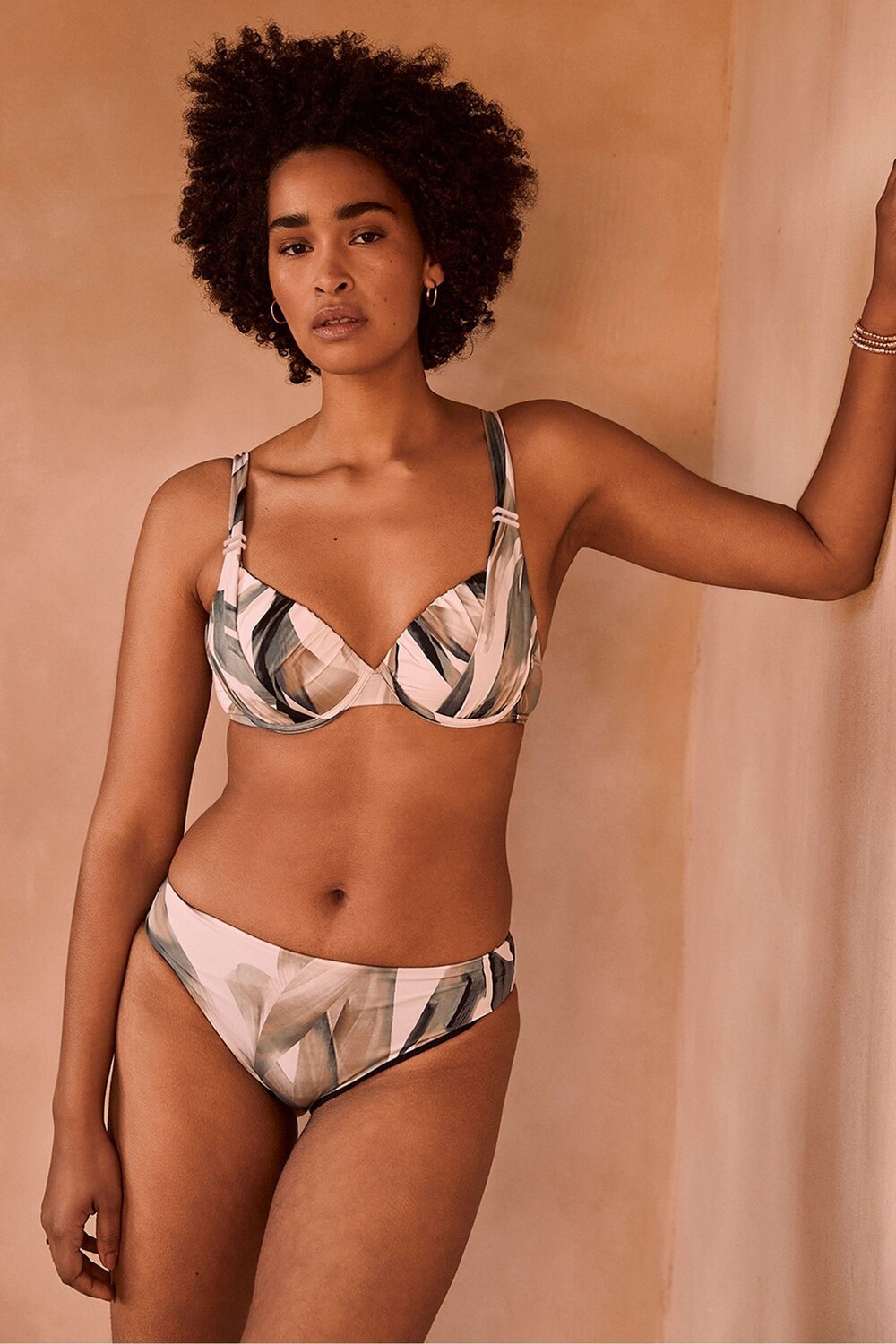 Трусики бикини со средней талией зеленого и экрю моделирующие живот Mint Velvet, зеленый