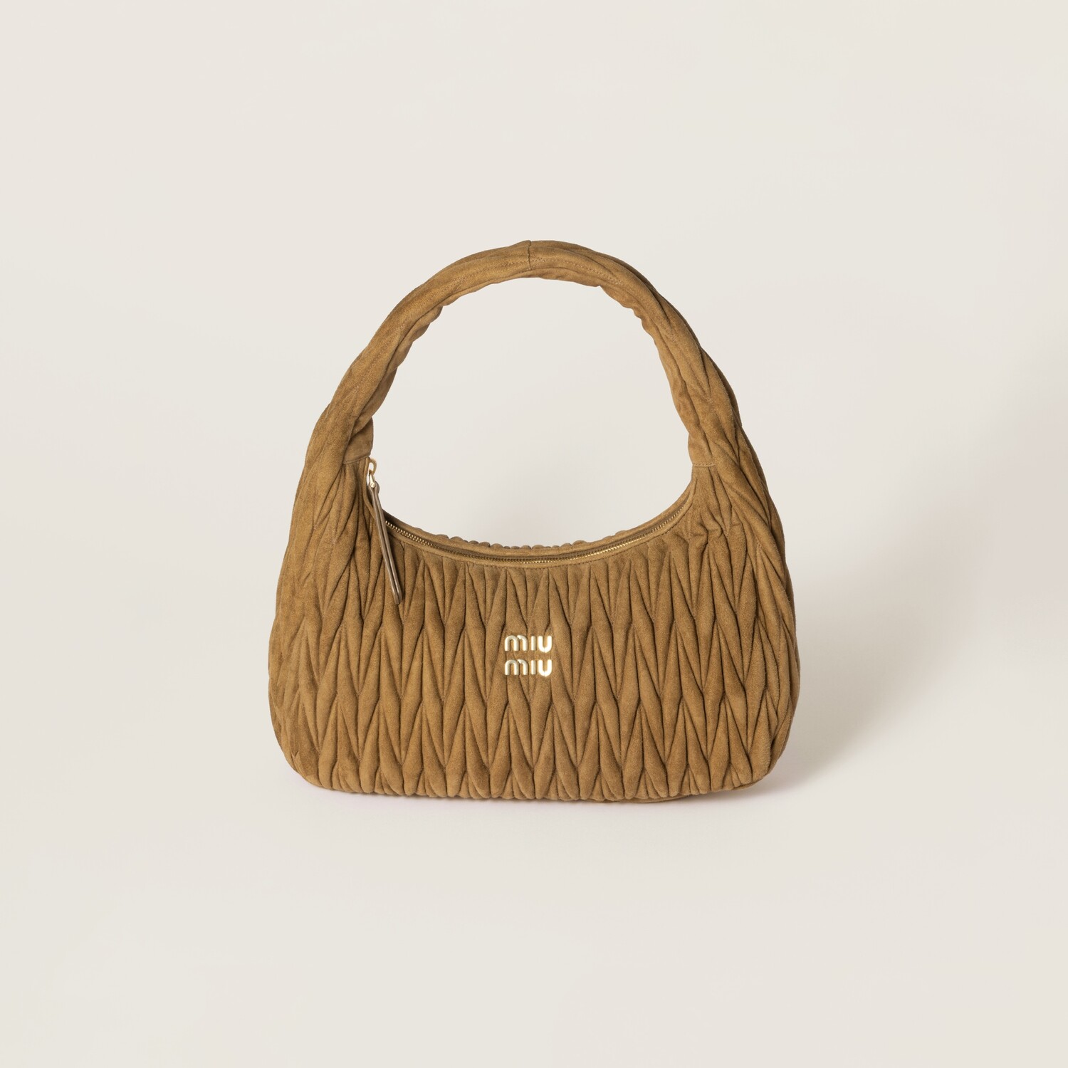 Сумка wander из стеганой замши MIU MIU, оливково-зеленая
Сумка wander из стеганой замши MIU MIU, оливково-зеленая