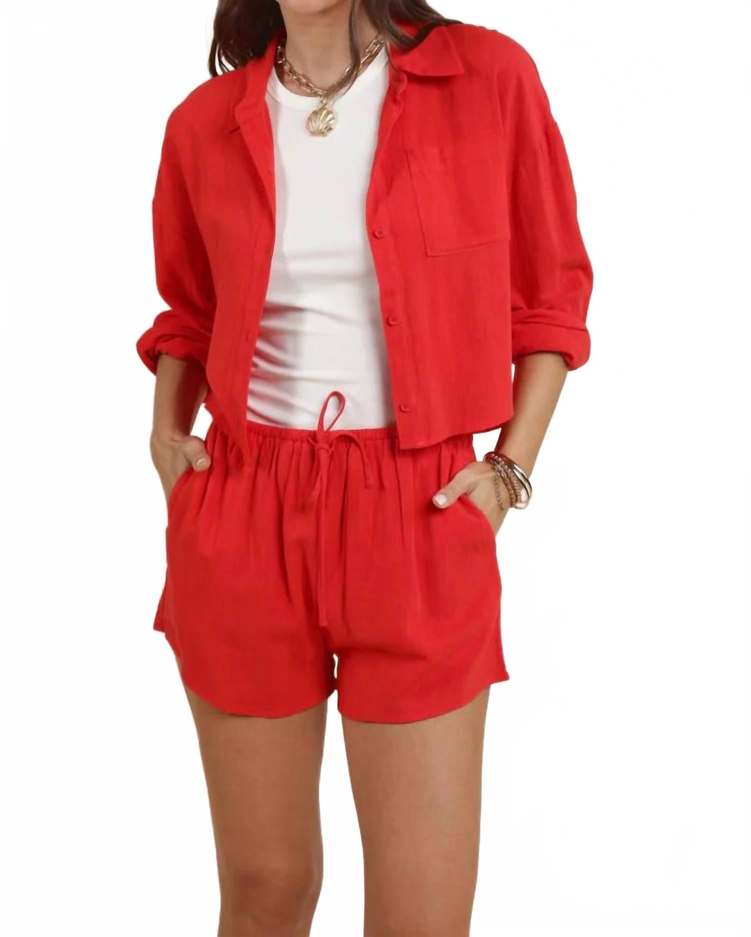 Свободная рубашка Sugarloaf на пуговицах в красном цвете Sadie & Sage
Свободная рубашка Sugarloaf на пуговицах в красном цвете Sadie & Sage