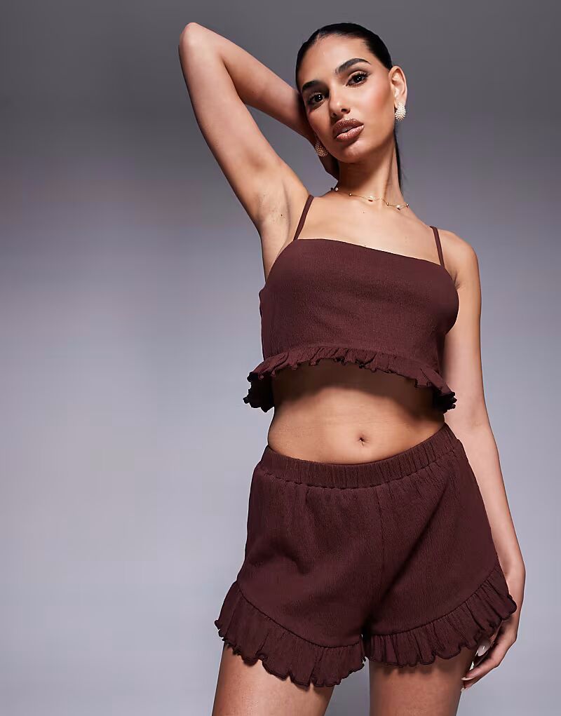 Укороченный топ с оборкой и жатым подолом коричневого цвета Asos Design
Укороченный топ с оборкой и жатым подолом коричневого цвета Asos Design