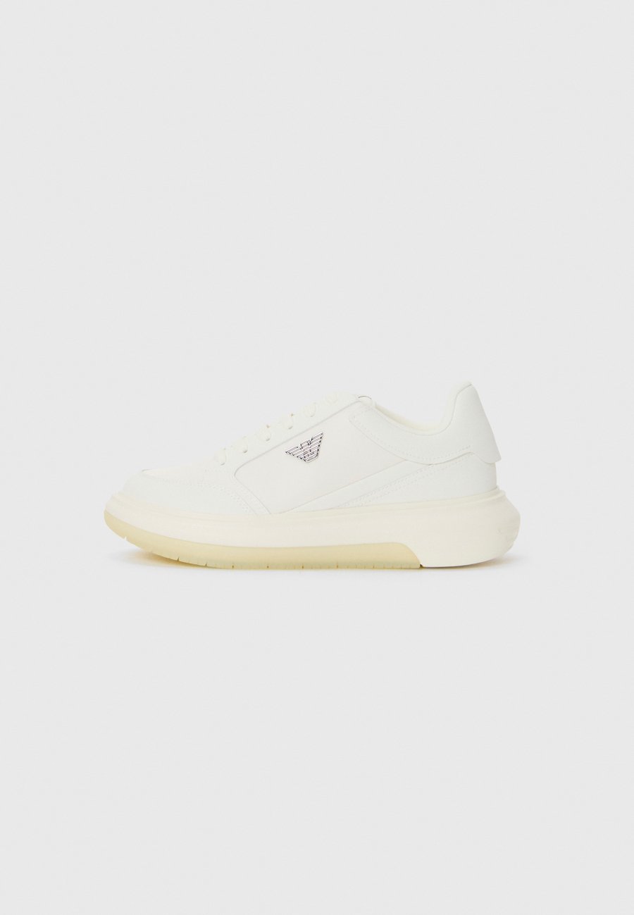 Кроссовки Emporio Armani Trainers, Off White/Off-White
Кроссовки Emporio Armani Trainers, Off White/Off-White