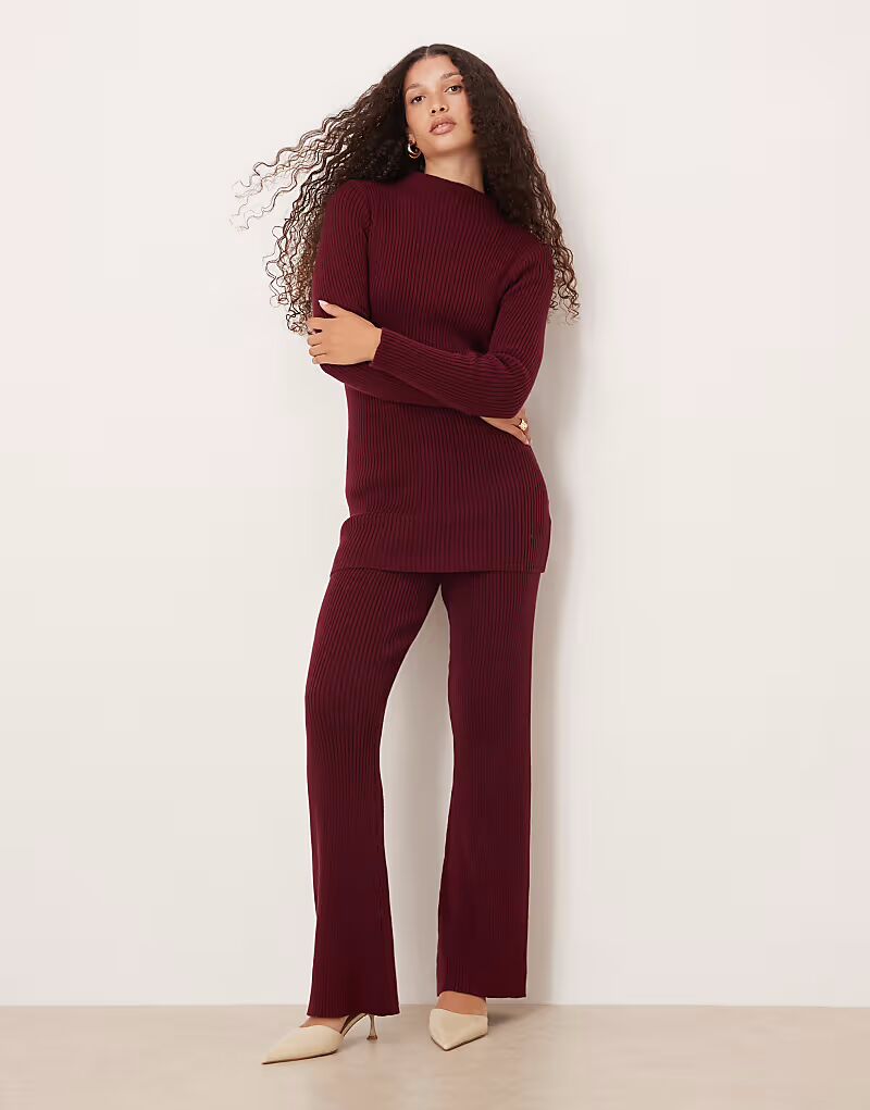 Широкие брюки из трикотажа в рубчик, бордового цвета Sndys
Широкие брюки из трикотажа в рубчик, бордового цвета Sndys