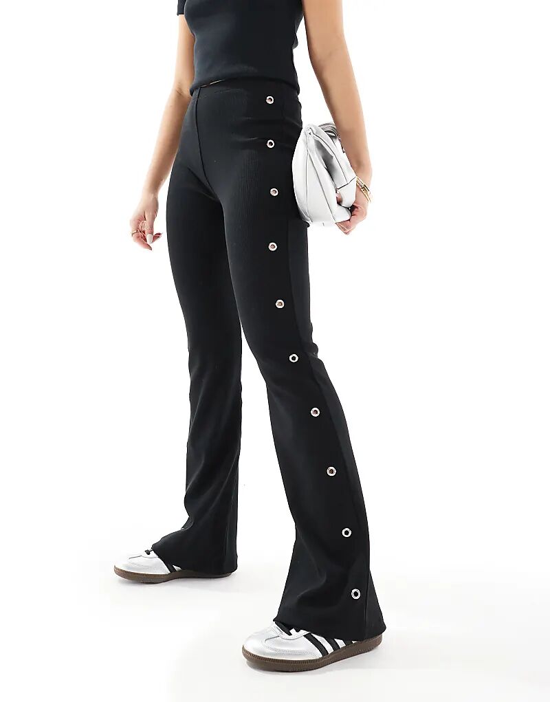 Расклешенные брюки с люверсами черного цвета ONLY
Расклешенные брюки с люверсами черного цвета ONLY