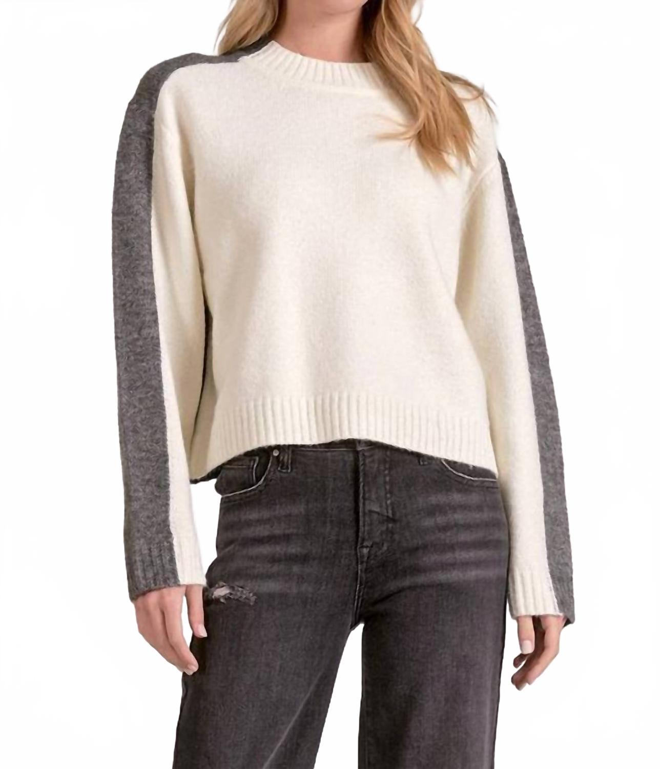 ELAN Свитер с полосатым узором на рукавах, бело-серый
ELAN Свитер с полосатым узором на рукавах, бело-серый