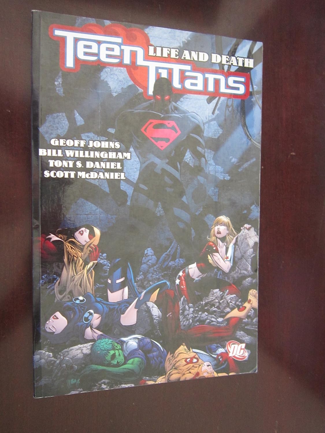 Teen Titans Vol. 5: Life and Death (DC Comics)
Teen Titans Vol. 5: Life and Death (DC Comics)