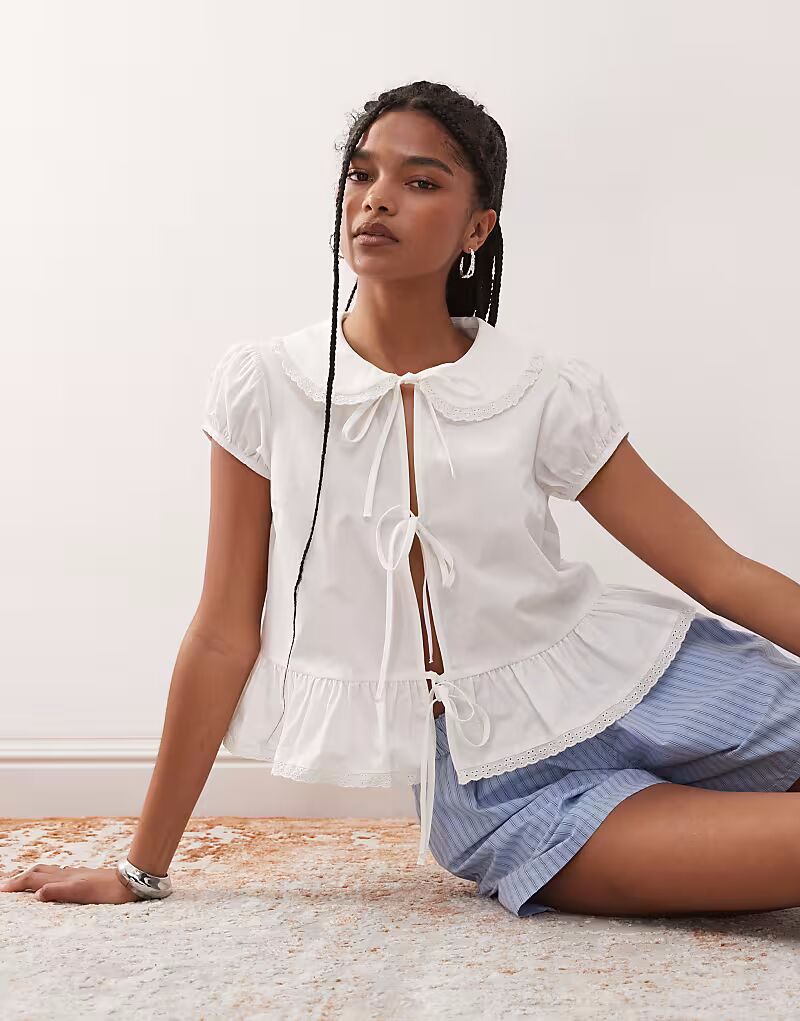 COLLUSION топ с завязкой спереди и воротником белого цвета
COLLUSION топ с завязкой спереди и воротником белого цвета