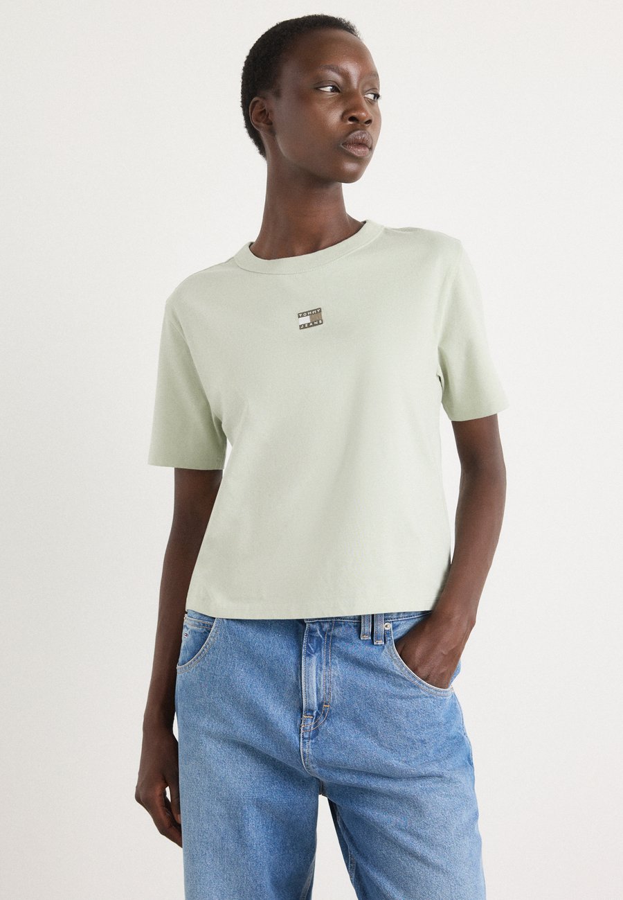 Футболка Tommy Jeans BADGE TEE, Misty Sage/Khaki
Футболка Tommy Jeans BADGE TEE, Misty Sage/Khaki