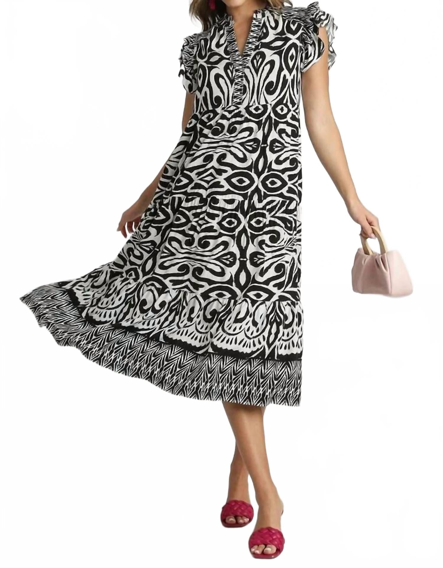 Глобальный миди-платье в черно-белом цвете Umgee
Глобальный миди-платье в черно-белом цвете Umgee