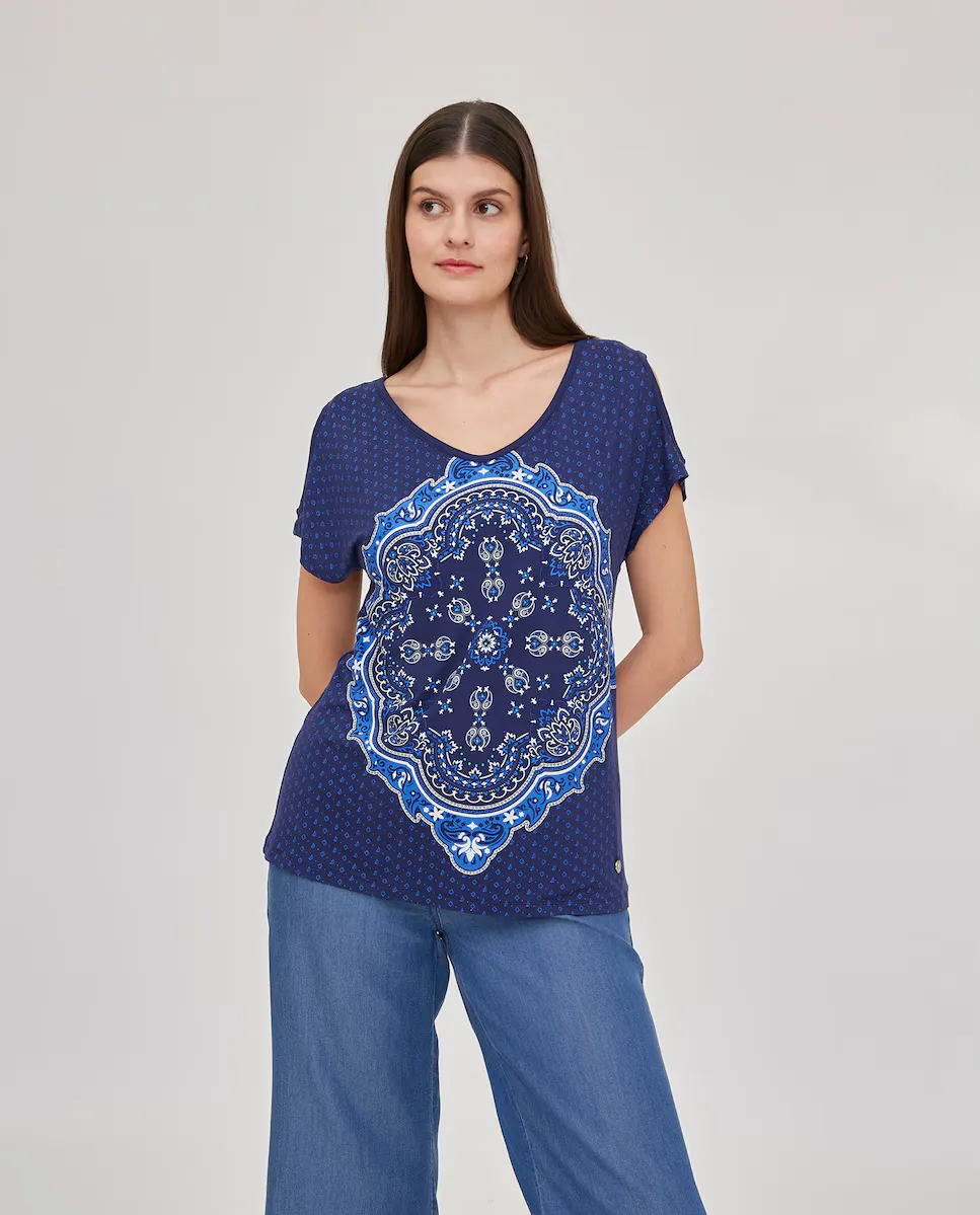 Женская футболка с V-образным вырезом и принтом спереди October, синий
Женская футболка с V-образным вырезом и принтом спереди October, синий