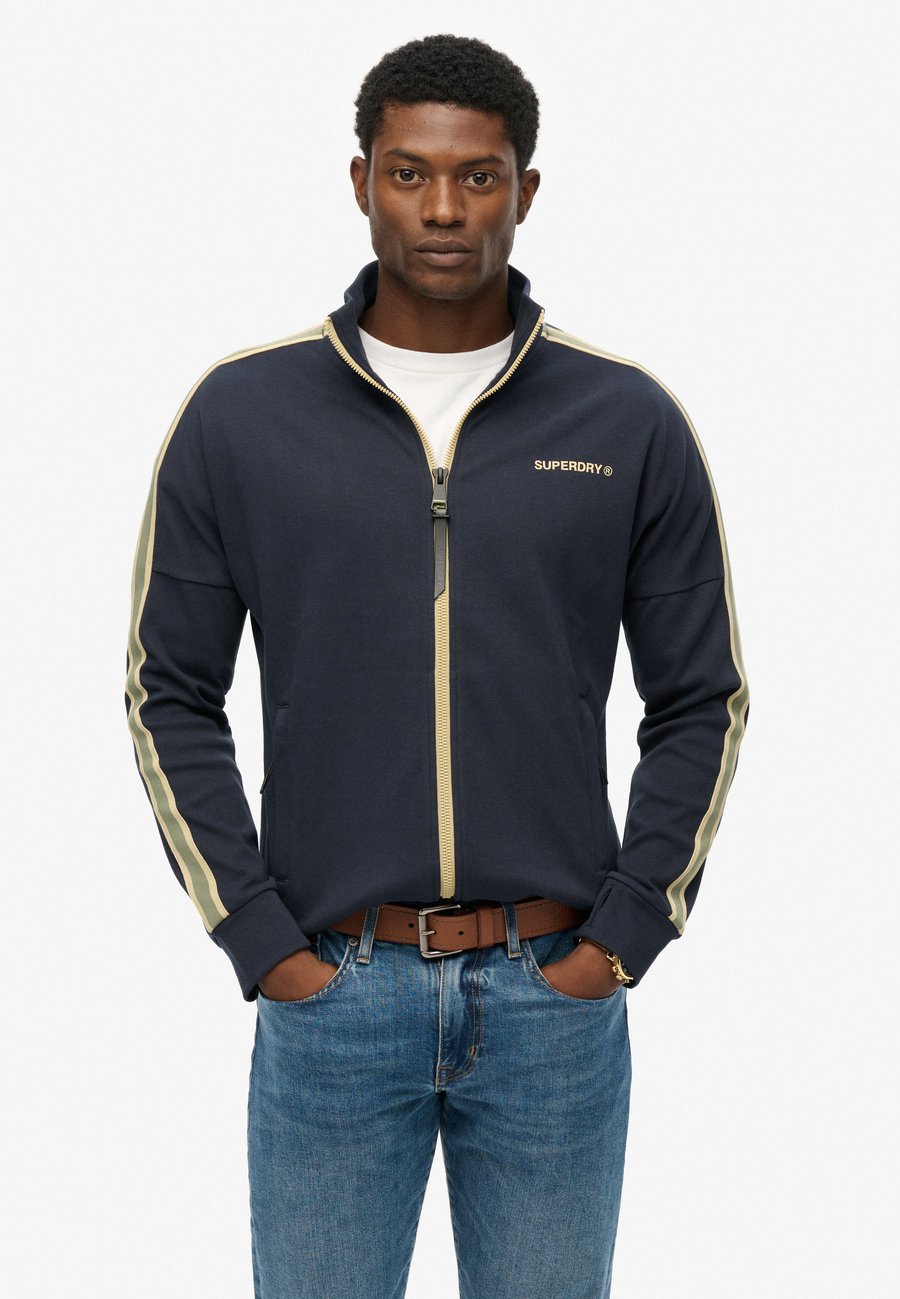 Толстовка Superdry & Co TECH CULT LOOSE TRACK, Eclipse Navy/Blue
Толстовка Superdry & Co TECH CULT LOOSE TRACK, Eclipse Navy/Blue