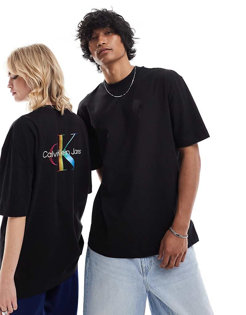 Черная футболка унисекс Calvin Klein Jeans – Pride – с объемным кроем и принтом на спине
Черная футболка унисекс Calvin Klein Jeans – Pride – с объемным кроем и принтом на спине