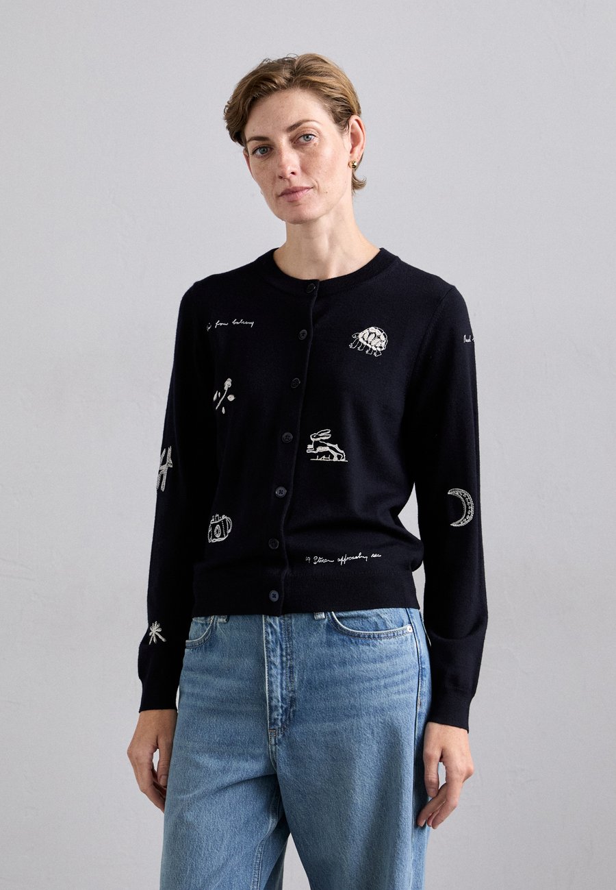 Кардиган Paul Smith WOMENS CARDI BUTTON THRU, Blue
Кардиган Paul Smith WOMENS CARDI BUTTON THRU, Blue