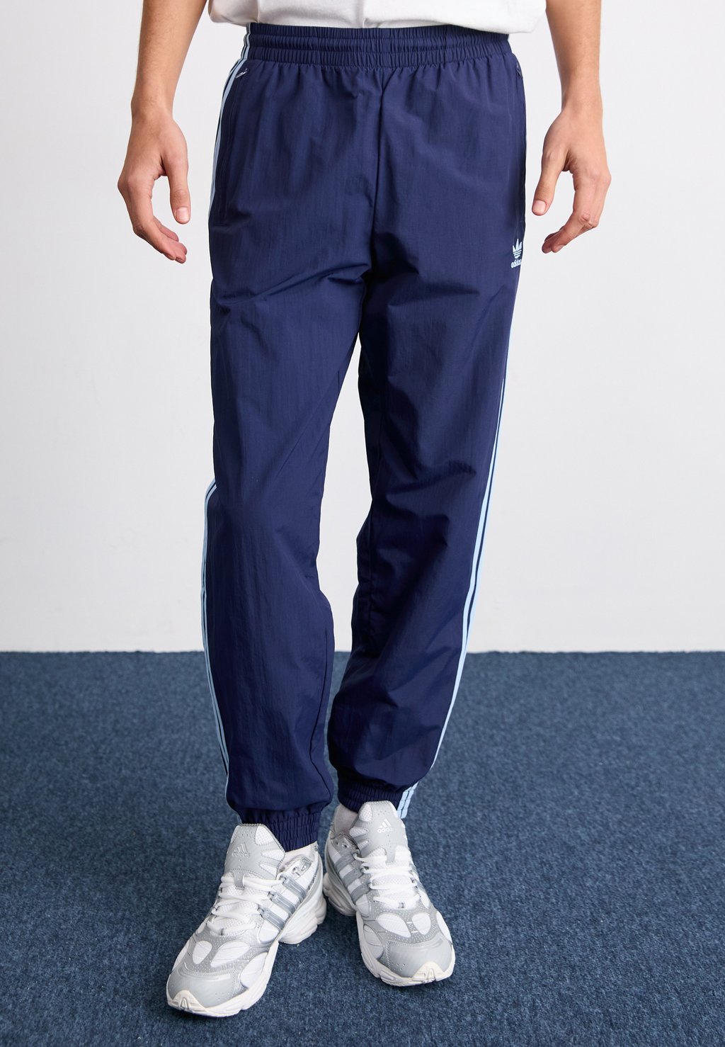 Спортивные брюки FBIRD TP adidas Originals, темно-синий
Спортивные брюки FBIRD TP adidas Originals, темно-синий