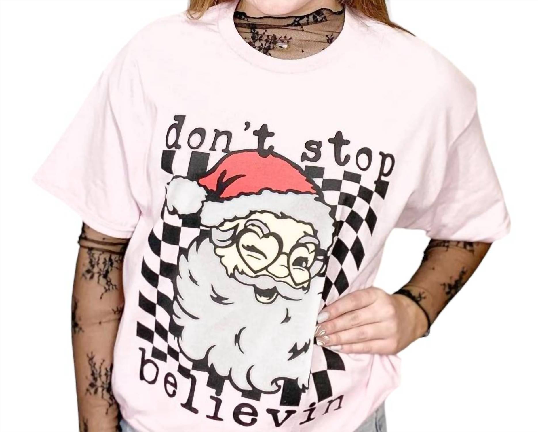 Женская футболка Dont Stop Believein' Santa в розовом цвете Glam n Go Boutique
Женская футболка Dont Stop Believein' Santa в розовом цвете Glam n Go Boutique