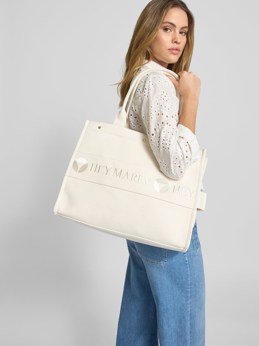 Сумка с этикеткой-швом, модель «Signature Bag» Hey Marly, экрю, Белый, Сумка с этикеткой-швом, модель «Signature Bag» Hey Marly, экрю
Сумка с этикеткой-швом, модель «Signature Bag» Hey Marly, экрю, Белый, Сумка с этикеткой-швом, модель «Signature Bag» Hey Marly, экрю
