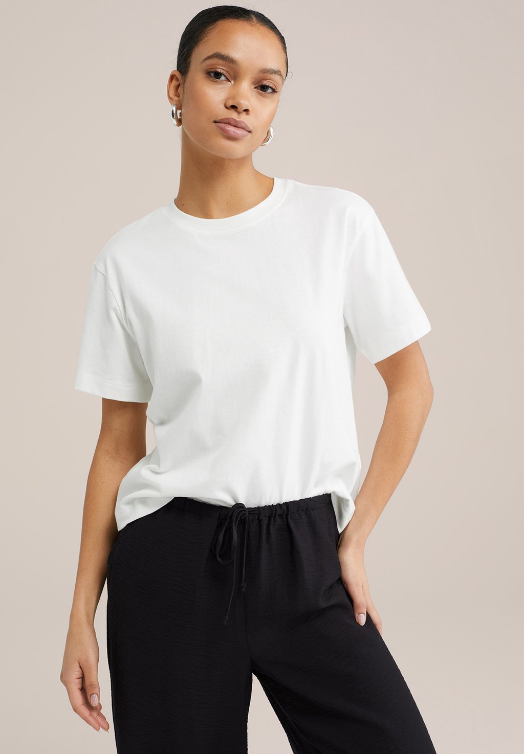 Базовая футболка WE Fashion, белый 
Базовая футболка WE Fashion, белый