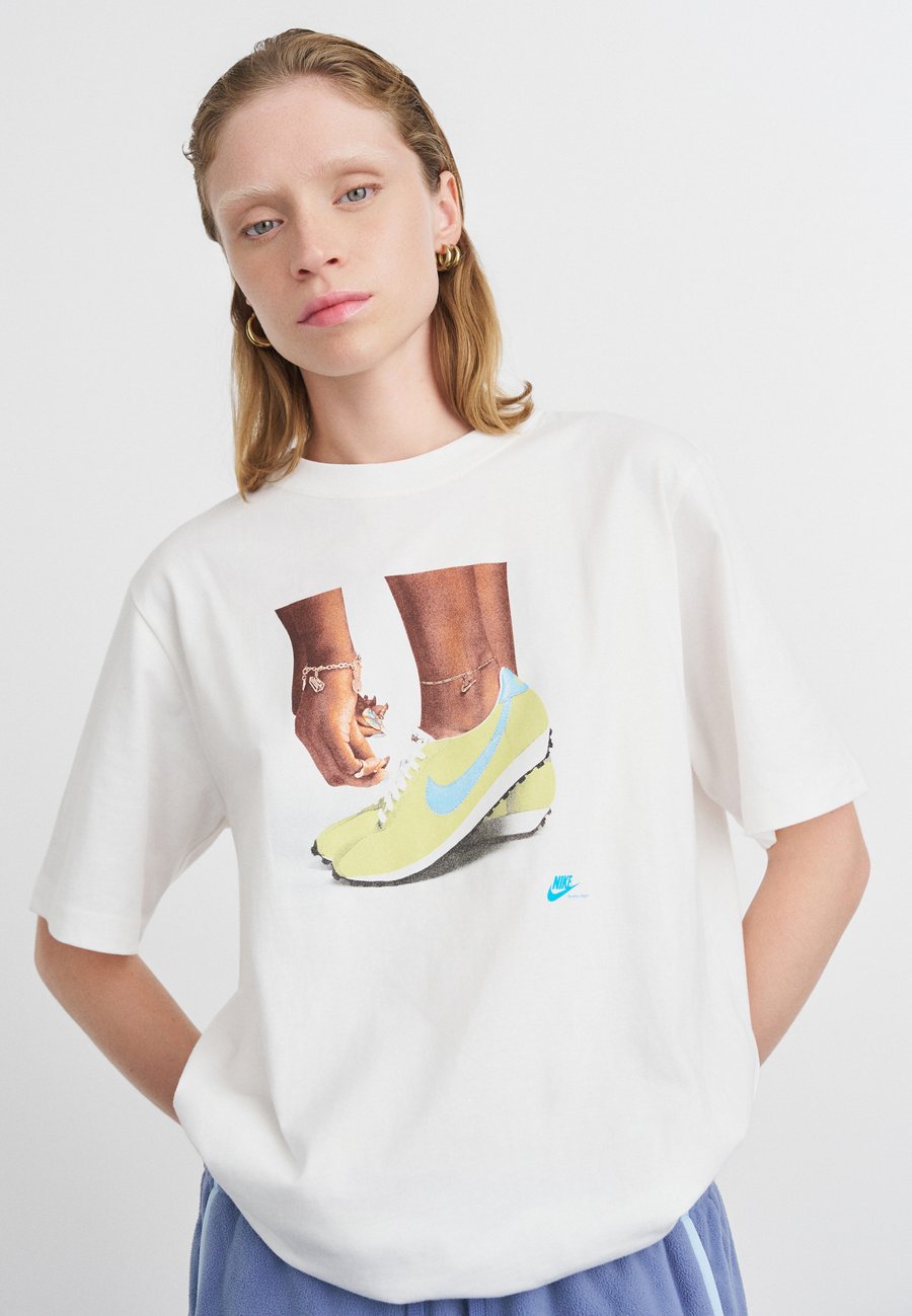 Футболка Nike Sportswear TEE PHOTO, White
Футболка Nike Sportswear TEE PHOTO, White