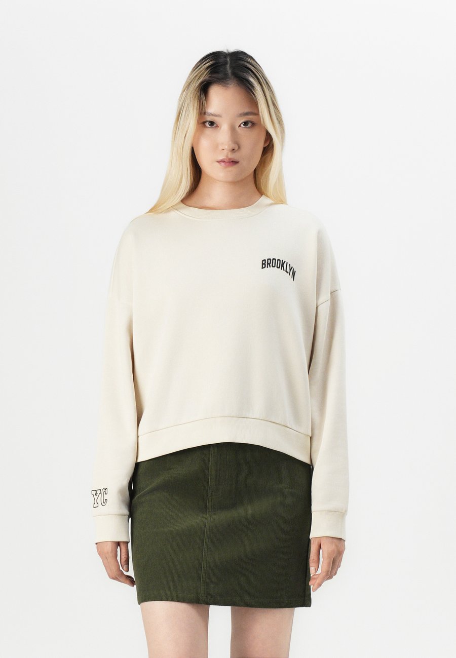 Толстовка Vero Moda VMTRINA BOX JRS BOO, Birch/Off-White
Толстовка Vero Moda VMTRINA BOX JRS BOO, Birch/Off-White