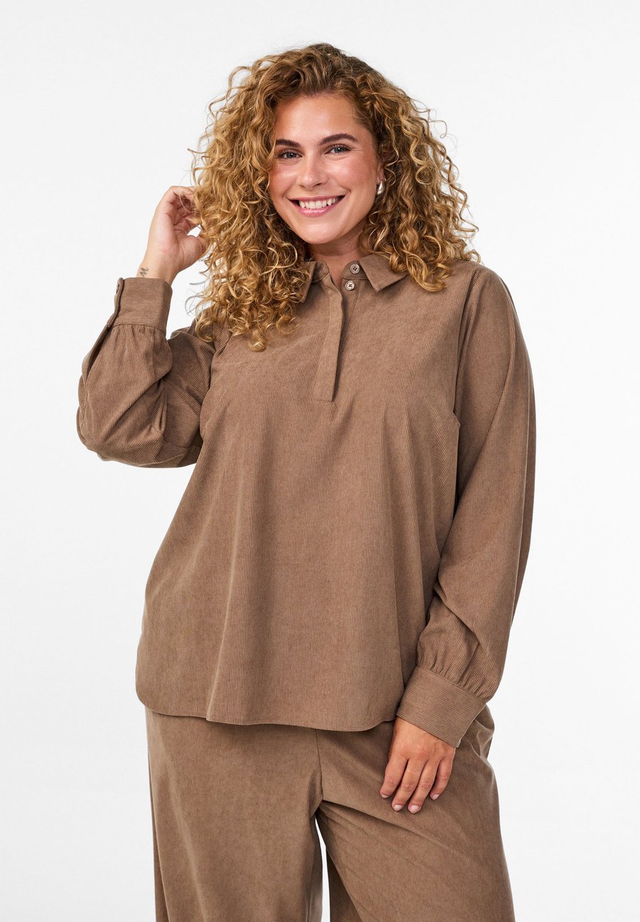 Блуза Zizzi LANGÄRMLIGE , Caribou/Brown
Блуза Zizzi LANGÄRMLIGE , Caribou/Brown