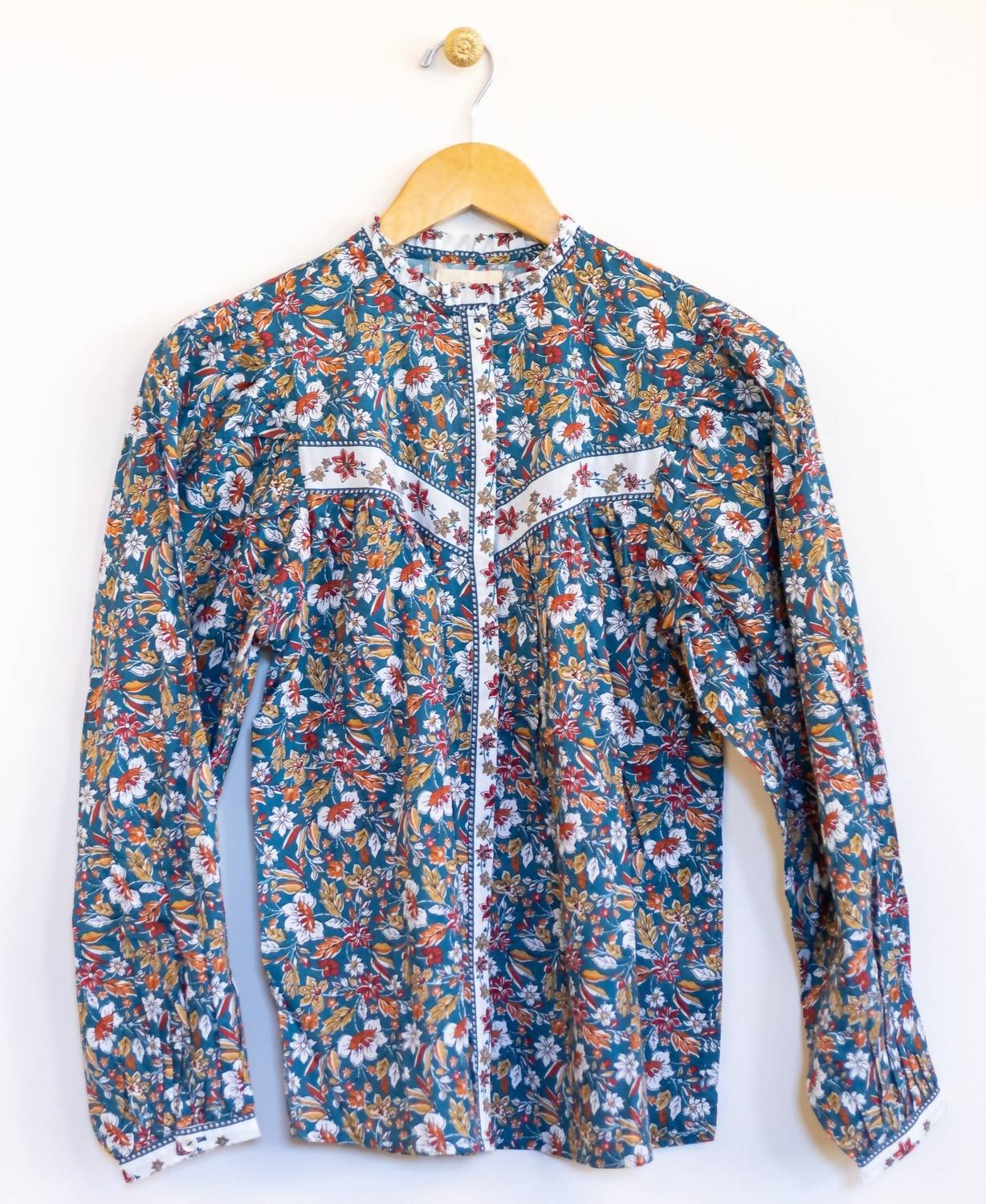 Женская блузка Vanessa с принтом в сине-золотых тонах Somner
Женская блузка Vanessa с принтом в сине-золотых тонах Somner