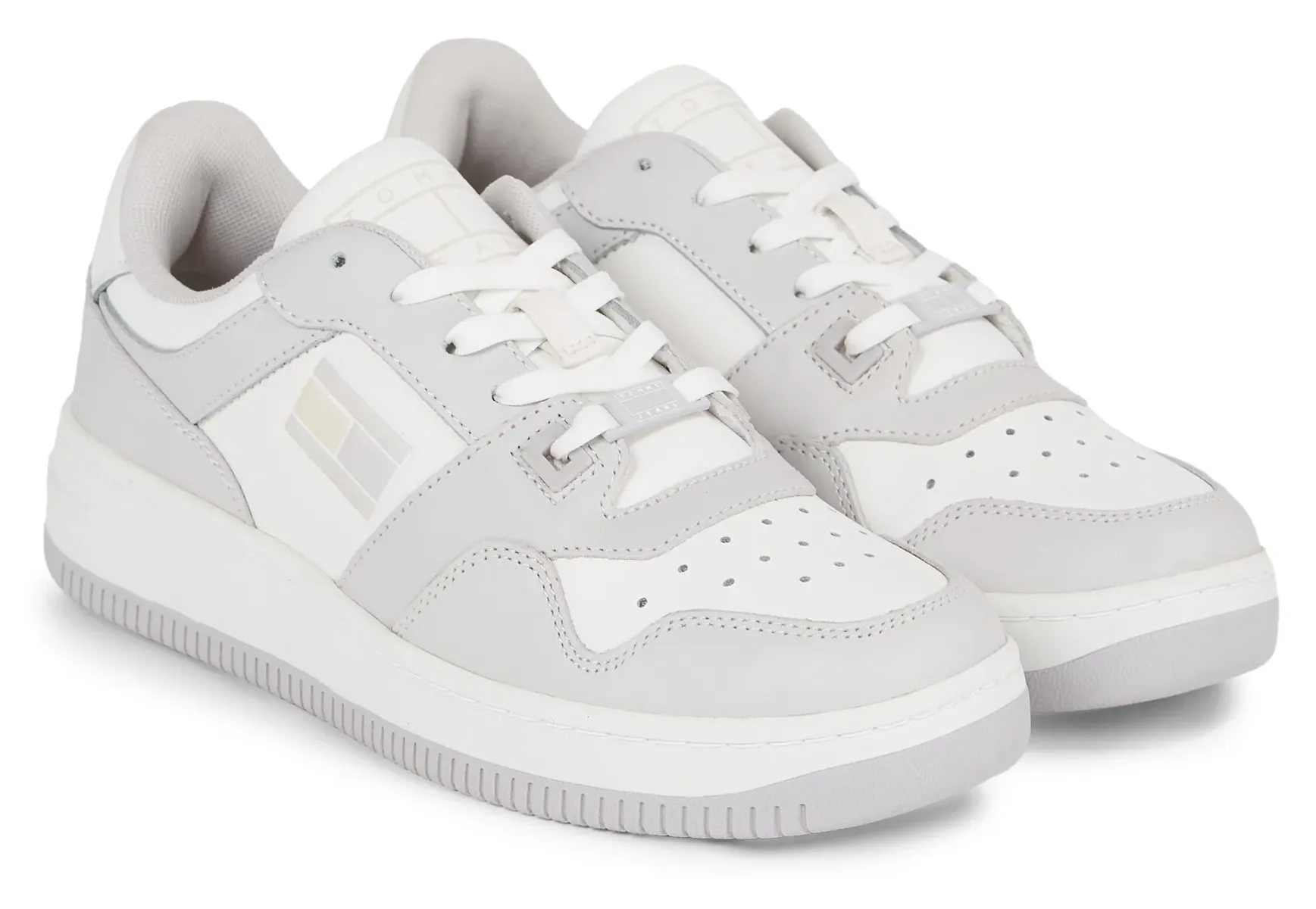 Кроссовки на платформе Tommy Jeans "TJW RETRO BASKET TONAL", с флажком-логотипом сбоку, повседневная обувь, полуботинки, туфли на шнуровке, цвет Hellgrau-Ecru
Кроссовки на платформе Tommy Jeans "TJW RETRO BASKET TONAL", с флажком-логотипом сбоку, повседневная обувь, полуботинки, туфли на шнуровке, цвет Hellgrau-Ecru
