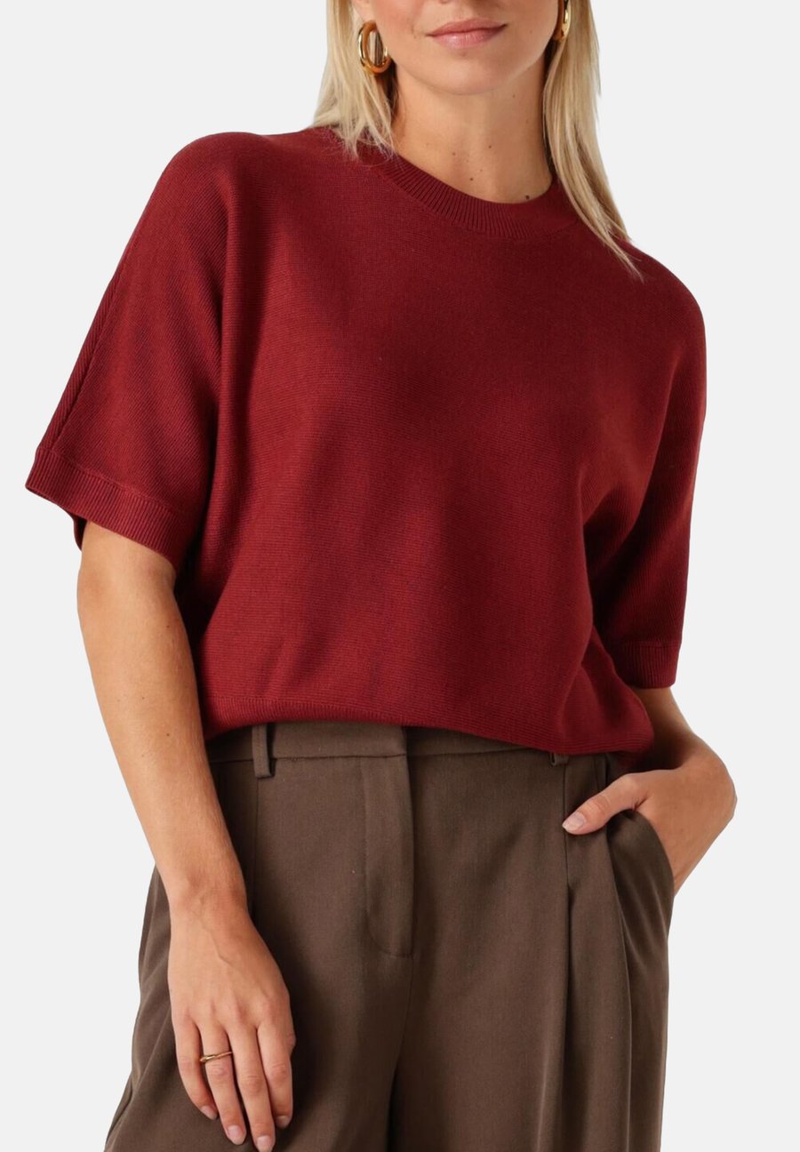 Футболка Coster Copenhagen MSCHTHAMIRA 2/4, Syrah/Bordeaux
Футболка Coster Copenhagen MSCHTHAMIRA 2/4, Syrah/Bordeaux