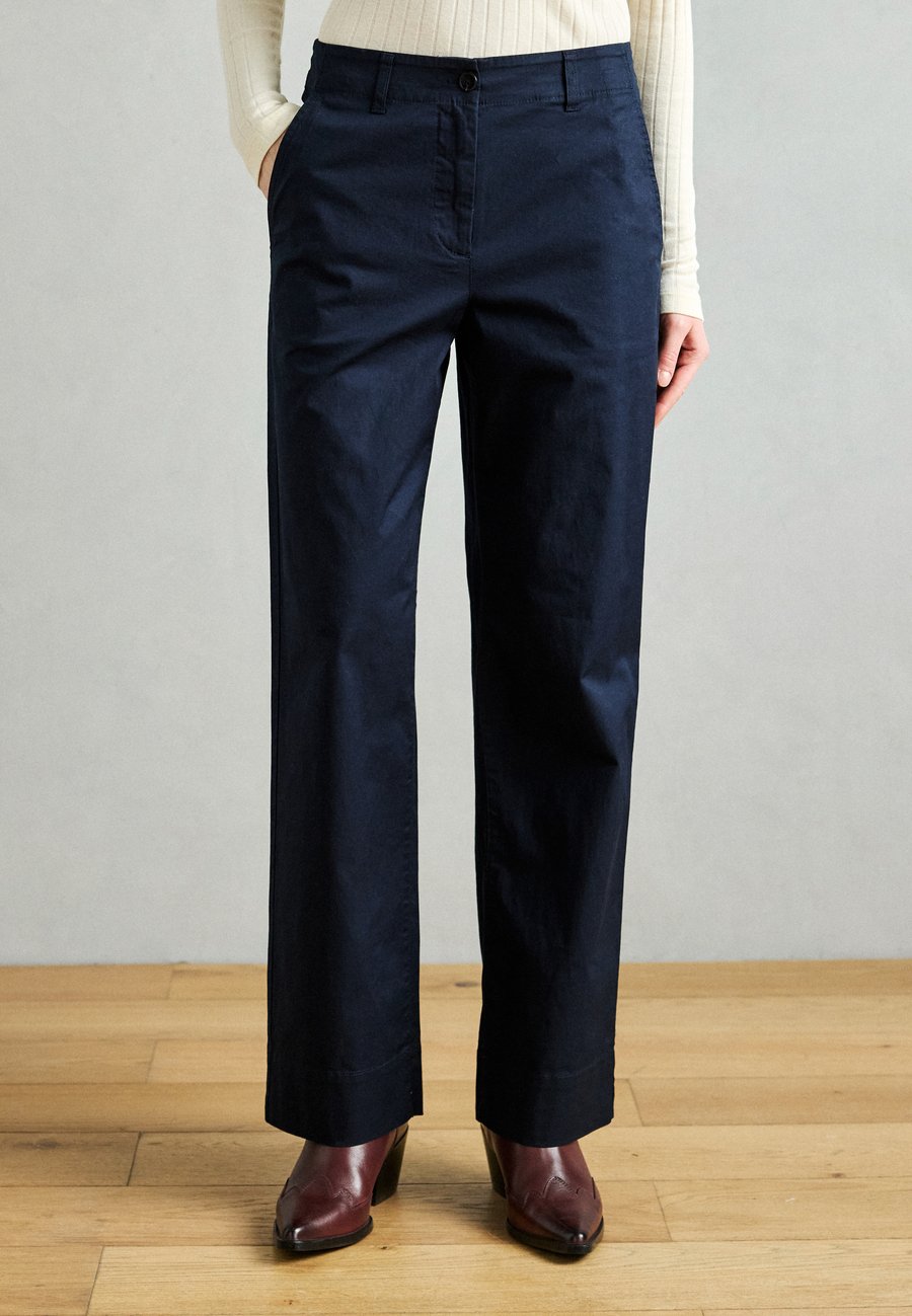 Брюки Marc O'Polo PANTS WIDE LEG MEDIUM WAIST, FULL LENGTH, Thunder Blue/Dark Blue
Брюки Marc O'Polo PANTS WIDE LEG MEDIUM WAIST, FULL LENGTH, Thunder Blue/Dark Blue