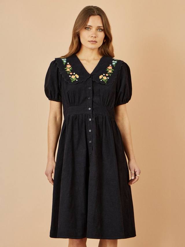 Вышитое цветочное платье из вельвета Yumi, Black/Multi
Вышитое цветочное платье из вельвета Yumi, Black/Multi