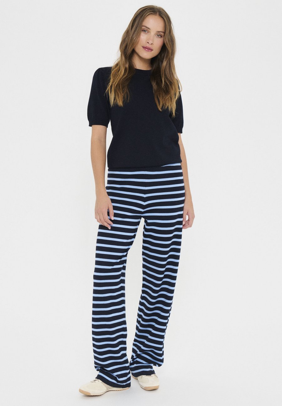 Брюки Saint Tropez MILA STRIPED, Night Sky/Dark Blue
Брюки Saint Tropez MILA STRIPED, Night Sky/Dark Blue