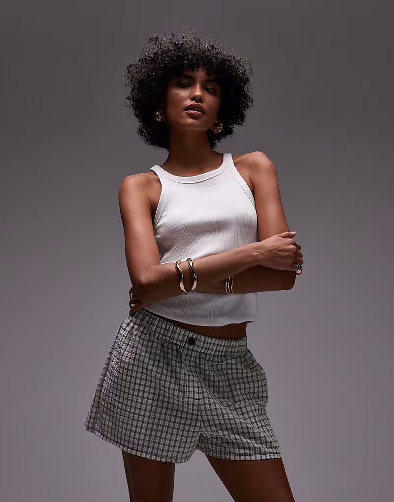 Текстурированные шорты-боксеры Topshop с эффектом потертости в однотонную клетку
Текстурированные шорты-боксеры Topshop с эффектом потертости в однотонную клетку