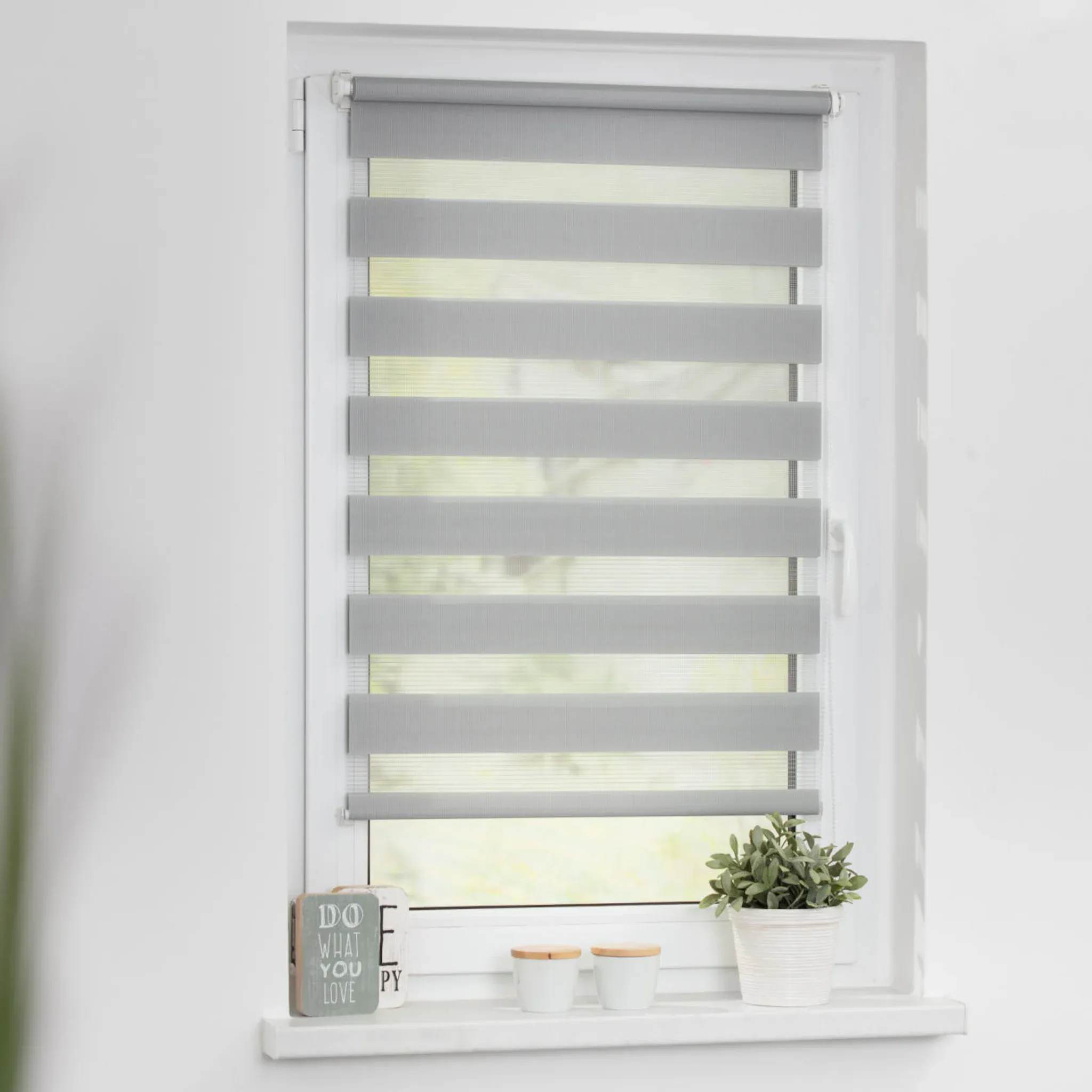 LICHTBLICK ORIGINAL двойные рулонные шторы «Duo Roller Blind Klemmfix, без сверления, с креплением», полупрозрачные, с креплением, легкая установка зажима без сверления. Подходит для окон и дверей, цвет grau + weiß
LICHTBLICK ORIGINAL двойные рулонные шторы «Duo Roller Blind Klemmfix, без сверления, с креплением», полупрозрачные, с креплением, легкая установка зажима без сверления. Подходит для окон и дверей, цвет grau + weiß