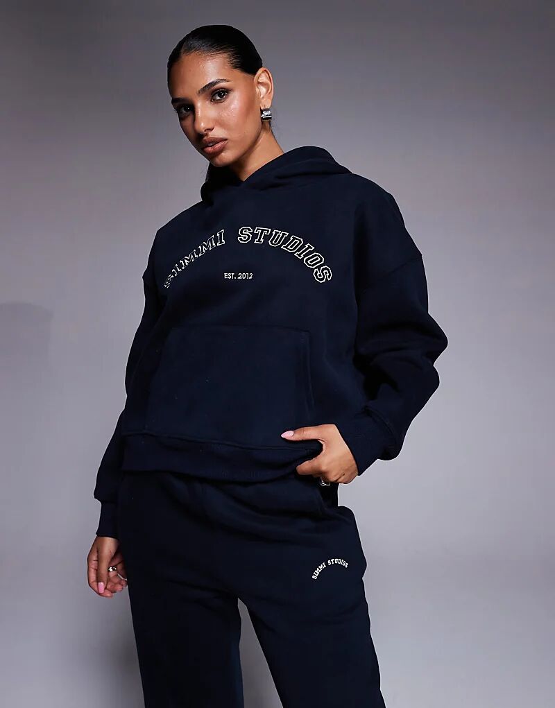 Толстовка с капюшоном Simmi London Maeve с университетским слоганом цвета «Оксфорд-синий»
Толстовка с капюшоном Simmi London Maeve с университетским слоганом цвета «Оксфорд-синий»