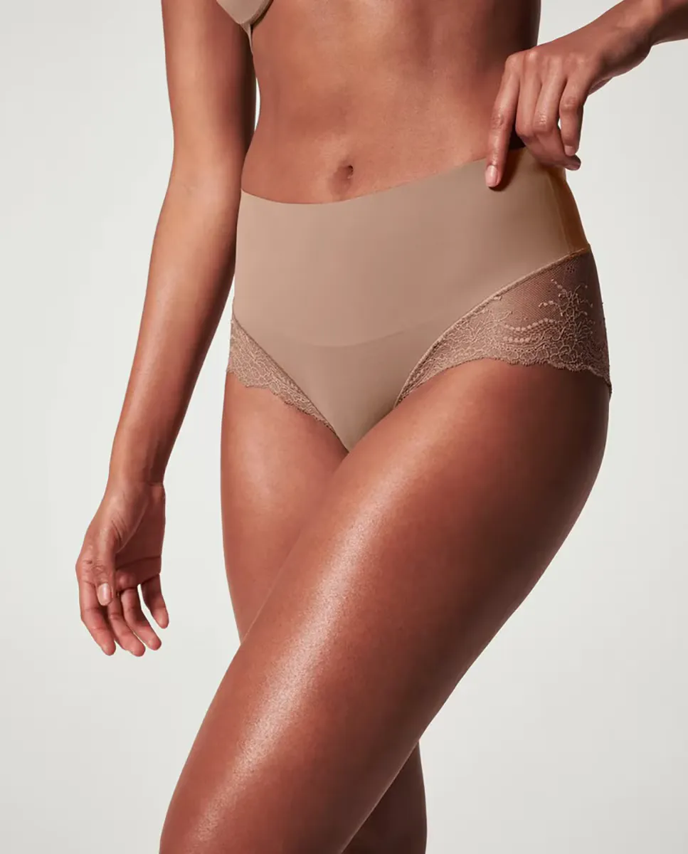 Утягивающие трусики с высокой талией и бесшовными кружевными деталями Spanx, бежевый
Утягивающие трусики с высокой талией и бесшовными кружевными деталями Spanx, бежевый