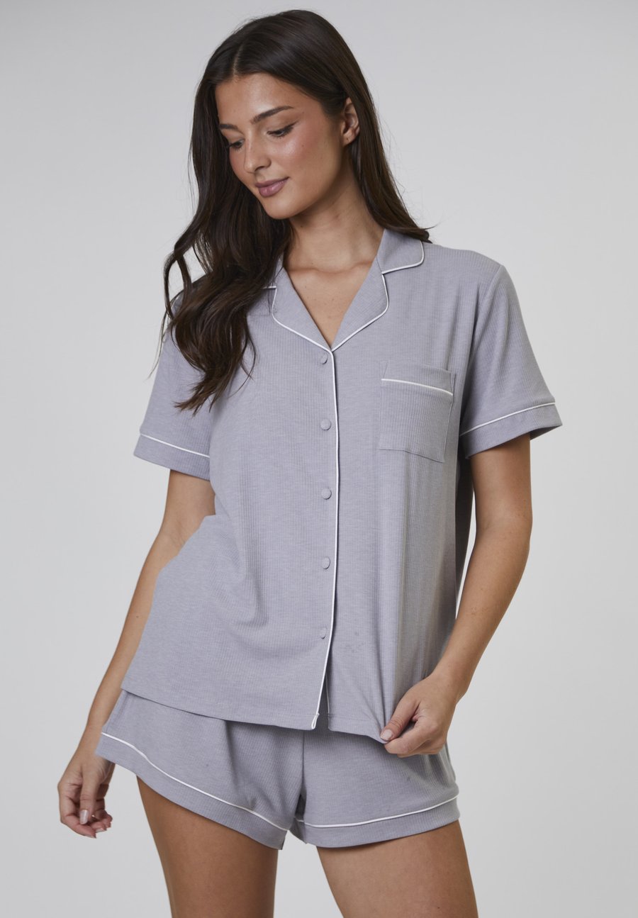 Пижамный комплект Loungeable TRADITIONAL SHORT SLEEVE SHORT SET, Silver/Grey
Пижамный комплект Loungeable TRADITIONAL SHORT SLEEVE SHORT SET, Silver/Grey