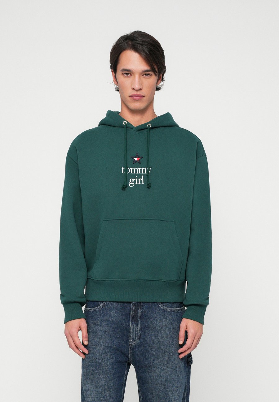 Толстовка Tommy Jeans STAR GRAPHIC HOODIE UNISEX, Ornamental Green/Dark Green
Толстовка Tommy Jeans STAR GRAPHIC HOODIE UNISEX, Ornamental Green/Dark Green