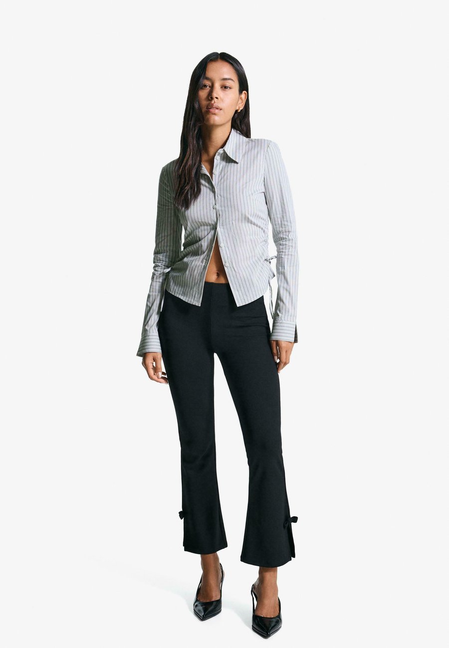 Блуза Bershka Button-down blouse, Grey
Блуза Bershka Button-down blouse, Grey