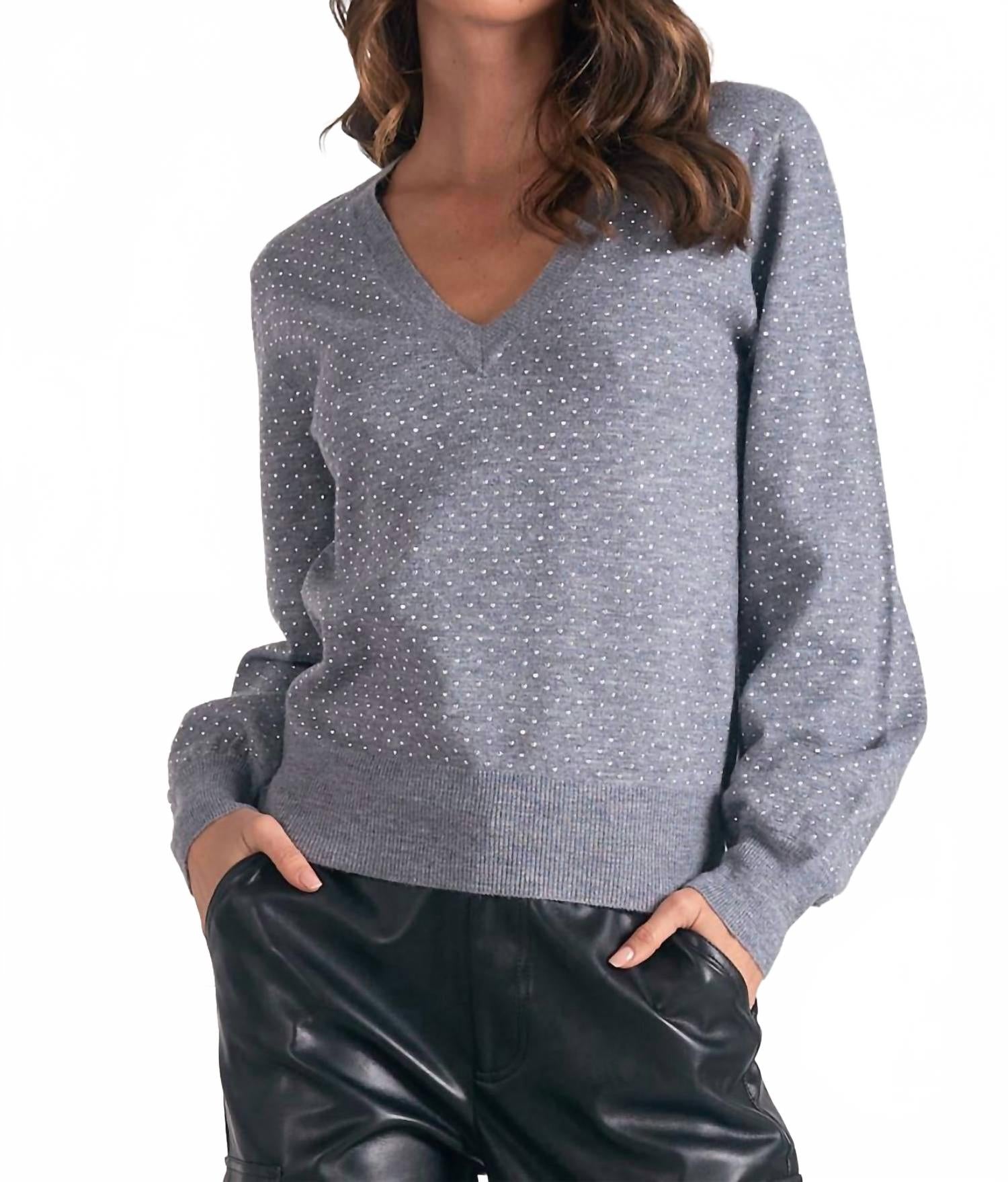 Серый свитер с V-образным вырезом и стразами ELAN
Серый свитер с V-образным вырезом и стразами ELAN