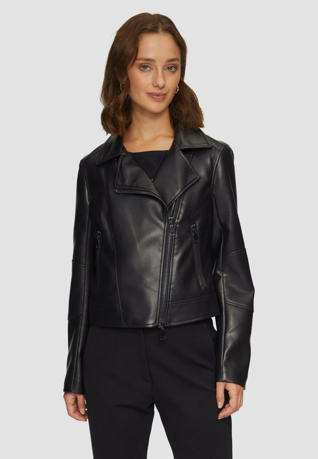 Куртка из искусственной кожи D'INTÉRIEUR s.Oliver BLACK LABEL, черный
Куртка из искусственной кожи D'INTÉRIEUR s.Oliver BLACK LABEL, черный