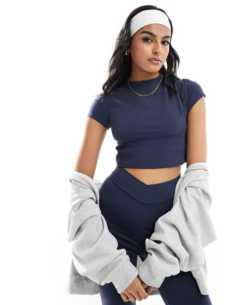 Темно-синий укороченный топ с короткими рукавами Miss Selfridge
Темно-синий укороченный топ с короткими рукавами Miss Selfridge