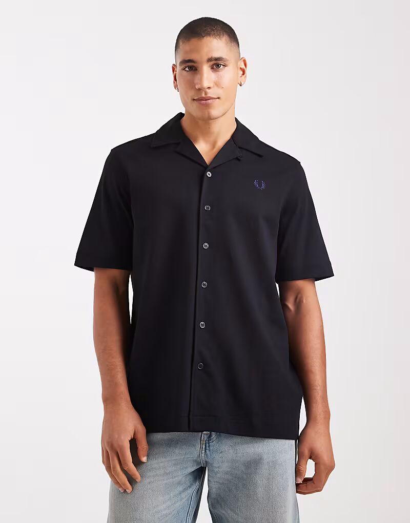 Черная рубашка с короткими рукавами и воротником-стойкой Fred Perry
Черная рубашка с короткими рукавами и воротником-стойкой Fred Perry