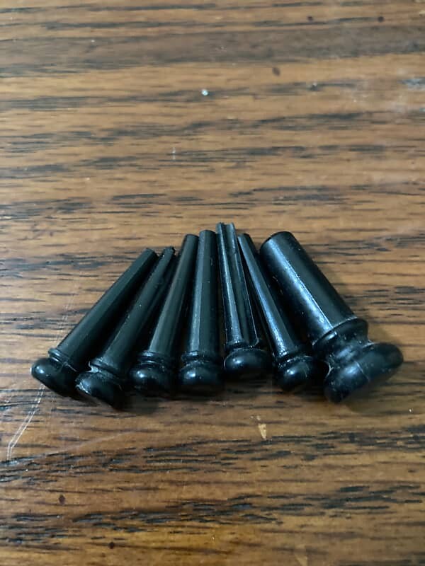 Булавки Martin Bridge и концевые булавки 2010-х годов, черные с точкой в виде морского ушка Bridge pins and end pin
Булавки Martin Bridge и концевые булавки 2010-х годов, черные с точкой в виде морского ушка Bridge pins and end pin