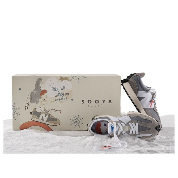 Кроссовки x kiks x sooyastudio 327 туфли New Balance, серый
Кроссовки x kiks x sooyastudio 327 туфли New Balance, серый