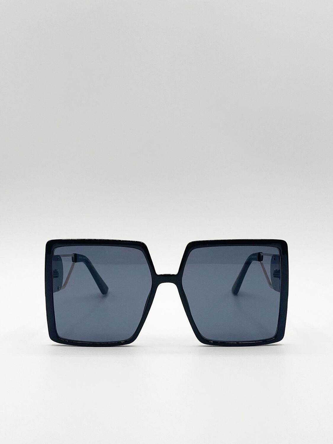 Массивные квадратные солнцезащитные очки с дужками SVNX, черный
Массивные квадратные солнцезащитные очки с дужками SVNX, черный