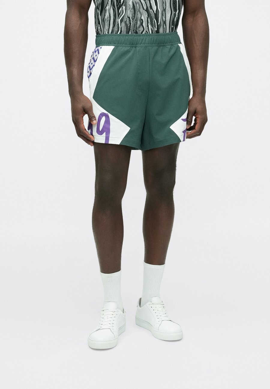 Шорты Carlo Colucci MATCH POINT , Bottle Green/Purple/White/Dark Green
Шорты Carlo Colucci MATCH POINT , Bottle Green/Purple/White/Dark Green