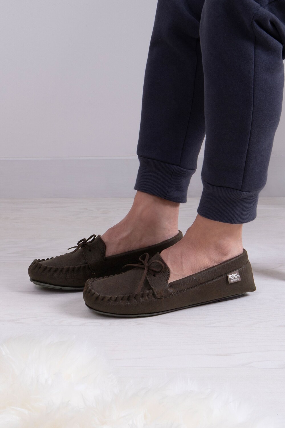 Мужские мокасины Isotoner с эффектом потертости и стелькой в елочку Totes, коричневый
Мужские мокасины Isotoner с эффектом потертости и стелькой в елочку Totes, коричневый