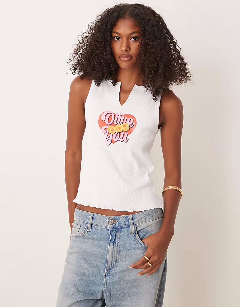 Топ ASOS DESIGN в рубчик с принтом «Olive You» белого цвета
Топ ASOS DESIGN в рубчик с принтом «Olive You» белого цвета